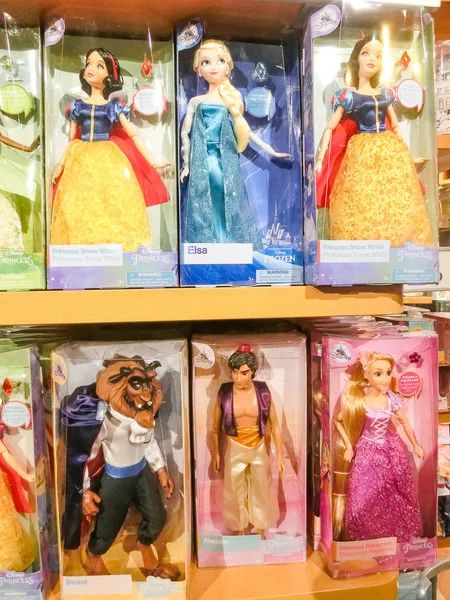 Miami, EUA - 30 de novembro de 2019: As princesas coloridas da loja Disney no shopping indoor Bayside market — Fotografia de Stock