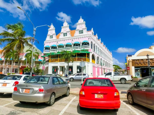 Oranjestad, Aruba - December 4, 2019：Street view of busy tourist shopping district in Caribbean City — 图库照片