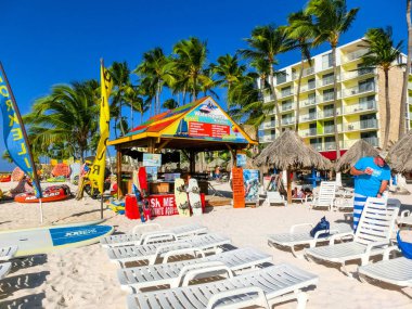 Palm Beach, Aruba - 4 Aralık 2019: Karayip adası Aruba 'daki Palm Beach manzarası.