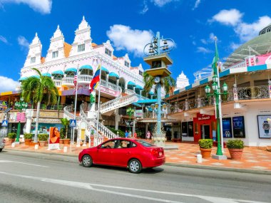 Oranjestad, Aruba - 4 Aralık 2019: Karayipler 'deki işlek turist alışveriş bölgesinin sokak manzarası
