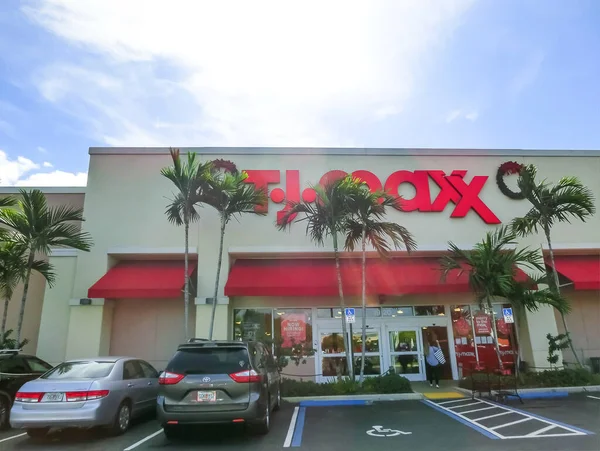 Miami, EE.UU. - 30 de noviembre de 2019: El letrero para la tienda minorista T.J. MAXX . — Foto de Stock