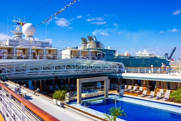 Fort Lauderdale - December 1, 2019: Upper deck of Holland America cruise ship Eurodam — Stock Photo, Image