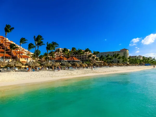 Vista de Palm Beach en la isla caribeña de Aruba . —  Fotos de Stock