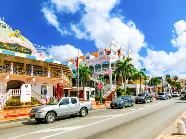 Oranjestad, Aruba - 4 december 2019: Street view of busy tourist shopping district in Caribbean city — Stockfoto