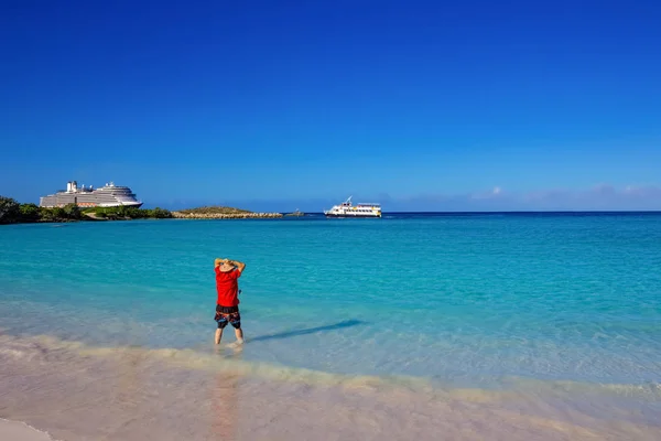 Widok pustej plaży na wyspie Half Moon Cay na Bahamach. — Zdjęcie stockowe