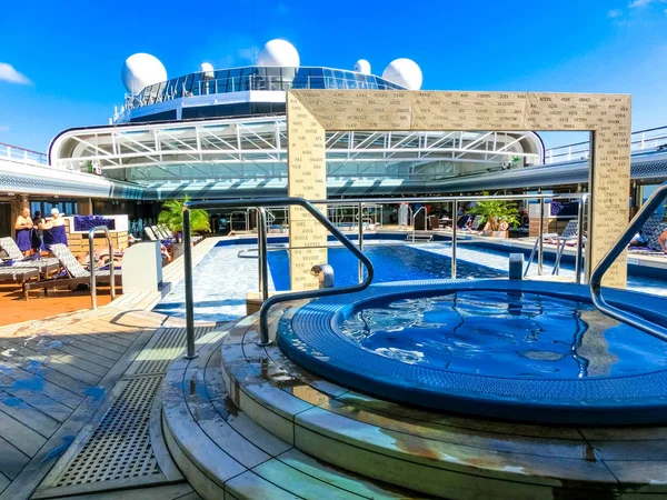 Fort Lauderdale - 1 december 2019: Bovendek van Holland America cruiseschip Eurodam — Stockfoto