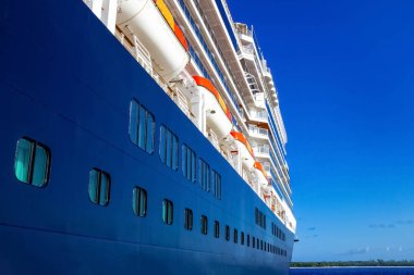 Bahamalar rıhtımına yanaşmış büyük bir yolcu gemisinin görüntüsü..
