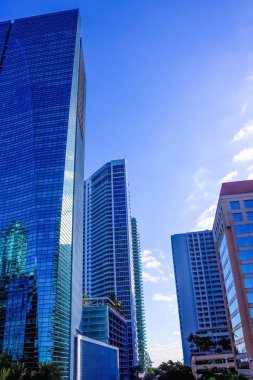 Downtown miami cityscape görünümünde kınamak ve ofis binaları.