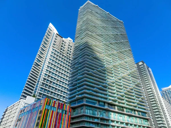 Miami, Estados Unidos - 30 de novembro de 2019: Vista da cidade de Miami com condomínios e prédios de escritórios . — Fotografia de Stock