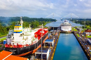Panama Kanalı, Panama - 7 Aralık 2019: Panama Kanalı 'ndaki Miraflores Kilitleri' ne giren bir kargo gemisi