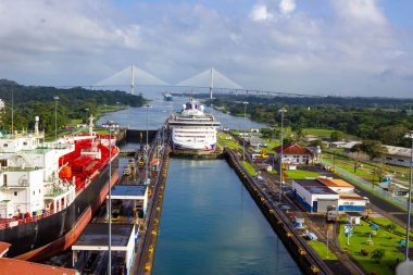 Panama Kanalı, Panama - 7 Aralık 2019: Panama Kanalı 'ndaki Miraflores Kilitleri' ne giren bir kargo gemisi