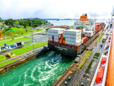 Panama Kanalı, Panama - 7 Aralık 2019: Panama Kanalı 'ndaki Miraflores Kilitleri' ne giren bir kargo gemisi