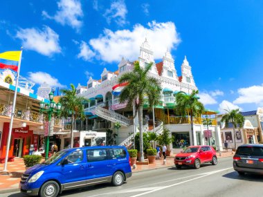 Oranjestad, Aruba - 4 Aralık 2019: Karayipler 'deki işlek turist alışveriş bölgesinin sokak manzarası