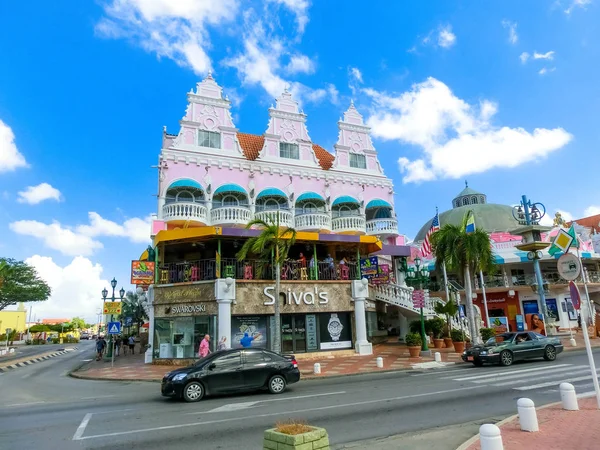 Oranjestad, aruba - 4. Dezember 2019: Straßenansicht des geschäftigen touristischen Einkaufsviertels in der karibischen Stadt — Stockfoto