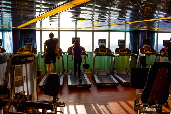 Half Moon Cay island, Bahamas - December 4, 2019: People training at gym at Holland America cruise ship Eurodam — Stock Photo, Image