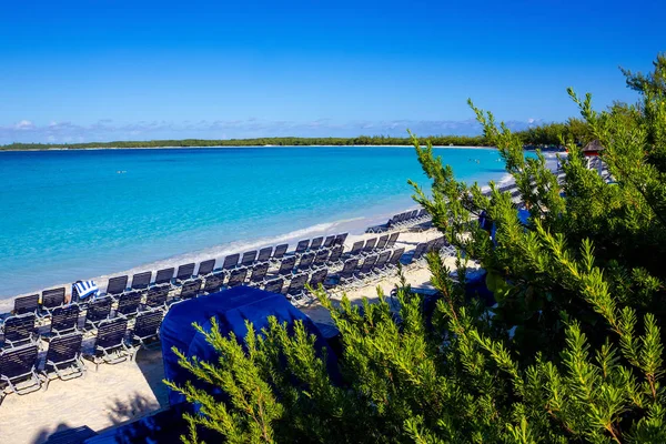 Bahamalar 'daki Half Moon Cay Adası' ndaki boş sahil manzarası.. — Stok fotoğraf