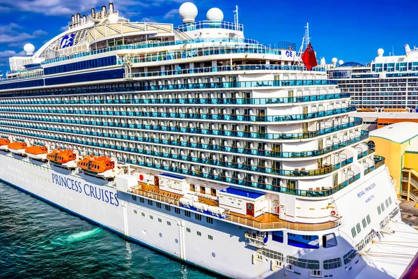 Fort Lauderdale - 1 Aralık 2019 Regal Princess yolcu gemisi Everglades limanına yanaştı. — Stok fotoğraf