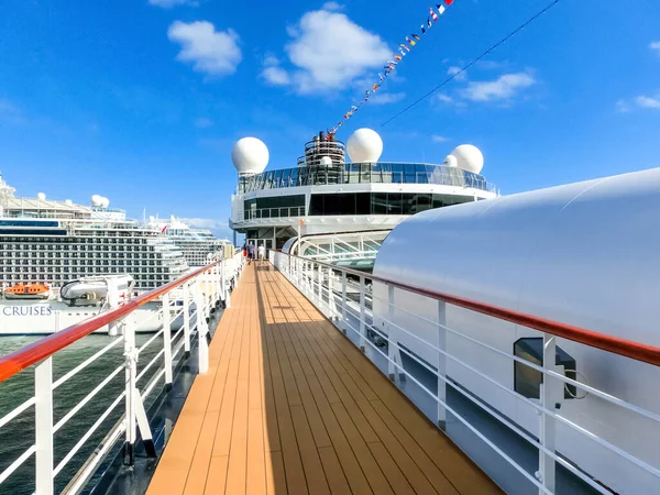 Fort Lauderdale - December 1, 2019: Upper deck of Holland America cruise ship Eurodam — Stock Photo, Image