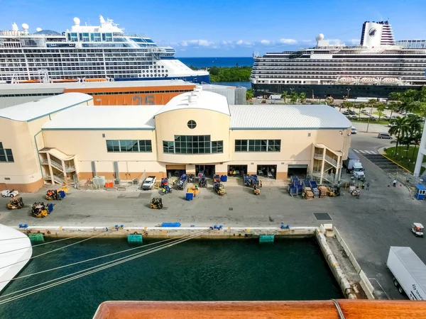 Fort Lauderdale - 1 december 2019: Het uitzicht vanaf een cruiseschip van Port Everglades — Stockfoto