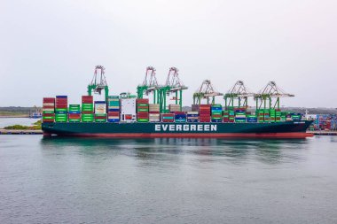 Kolon, Panama - 8 Aralık 2019: Limanda yükle dolu Evergreen konteyner gemisi