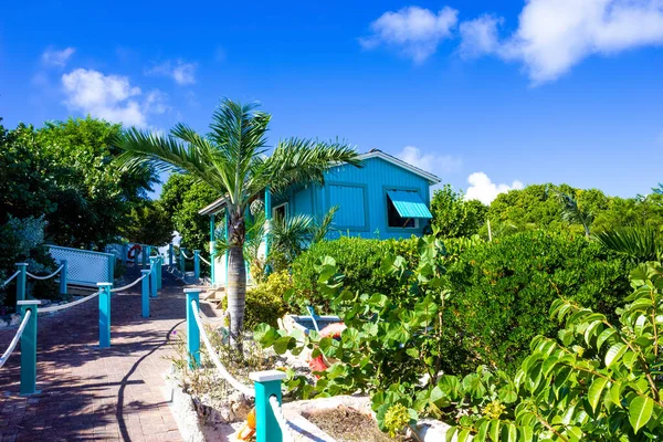 Colorida cabaña tropical o refugio en la playa de Half Moon Cay — Foto de Stock