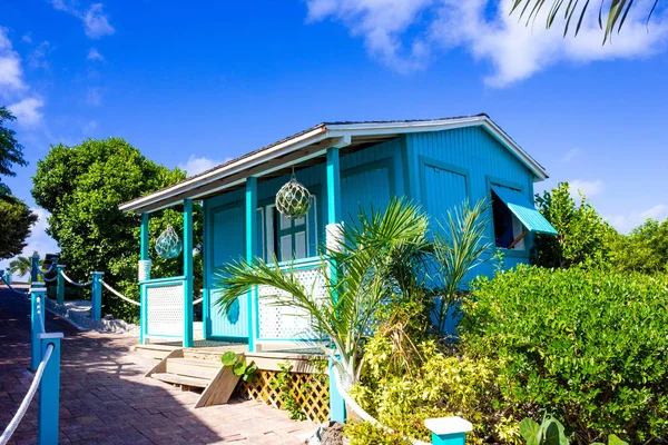 Färgglada tropiska cabana eller skydd på stranden av Half Moon Cay — Stockfoto