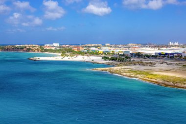 Aruba 'daki ana limanın manzarası şehrin ve teknelerin üzerindeki bir yolcu gemisinden görünüyor. Hollanda 'nın Oranjestad, Aruba - güzel Karayip Adası.