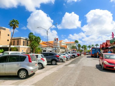 Oranjestad, Aruba - 4 Aralık 2019: Karayipler 'deki işlek turist alışveriş bölgesinin sokak manzarası