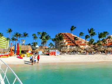 Palm Beach, Aruba - 4 Aralık 2019: Karayip adası Aruba 'daki Palm Beach manzarası.