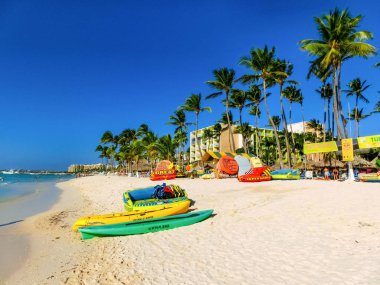 Palm Beach, Aruba - 4 Aralık 2019: Karayip adası Aruba 'daki Palm Beach manzarası.