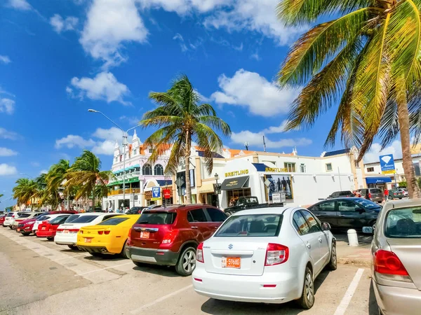 Oranjestad, Αρούμπα - 4 Δεκεμβρίου 2019: Θέα στο δρόμο της πολυσύχναστης τουριστικής περιοχής στην πόλη της Καραϊβικής — Φωτογραφία Αρχείου