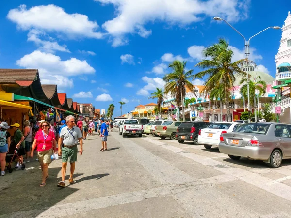 Oranjestad, Aruba - 4 december 2019: Street view of busy tourist shopping district in Caribbean city — Stockfoto