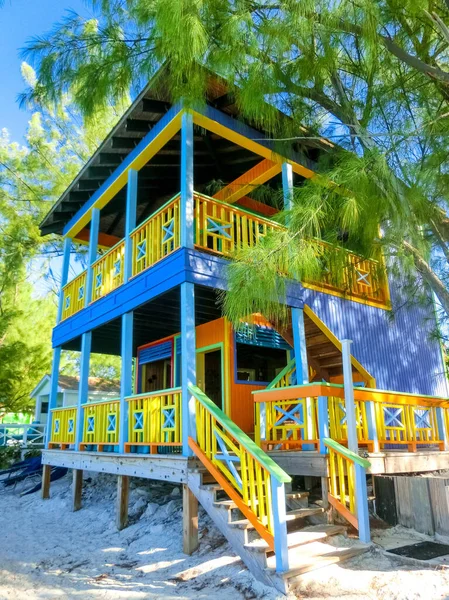 Farbenfrohe tropische Cabanas oder Unterkünfte am Strand von Halbmond-Cay — Stockfoto