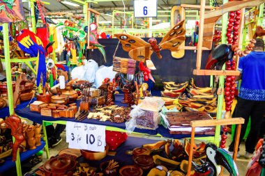 Puerto Limon, Kosta Rika - 8 Aralık 2019: Etnik hediyelik eşyalar, beyzbol şapkaları, sokak pazarında asılı çeşitli desenli çantalar