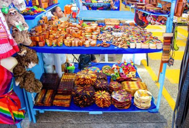 Puerto Limon, Kosta Rika - 8 Aralık 2019: Etnik hediyelik eşyalar, beyzbol şapkaları, sokak pazarında asılı çeşitli desenli çantalar