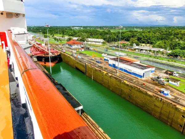 Widok Kanału Panamskiego ze statku wycieczkowego — Zdjęcie stockowe