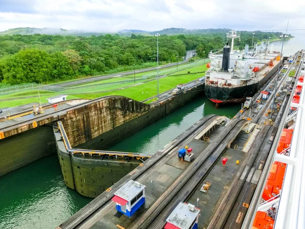 クルーズ船からのパナマ運河の眺め — ストック写真