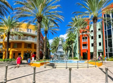Willemstad, Curacao, Hollanda - 5 Aralık 2019: Curacao 'daki Handelskade caddesinde özel renkli binalar