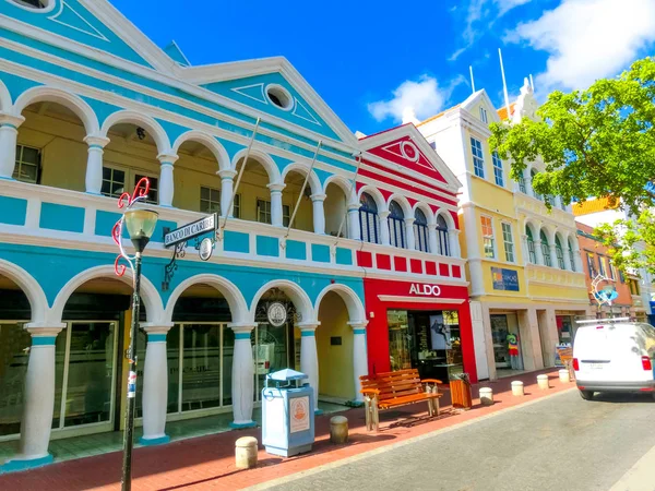 2018 년 12 월 5 일에 확인 함 . Willemstad, Curacao, Netherlands - December 5, 2019: specific coloured building on street in Curacao — 스톡 사진