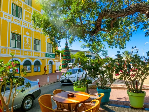 Willemstad, Curacao, Hollandia - 2019. december 5.: Különleges színes épületek Curacao utcáin — Stock Fotó