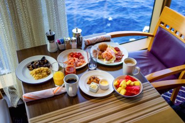 Lüks soyut kruvaziyer gemide yemek odası büfe