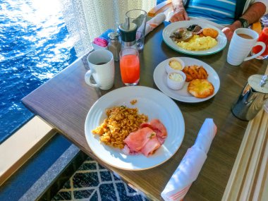 Lüks soyut kruvaziyer gemide yemek odası büfe