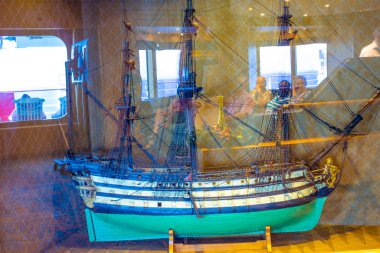 Fort Lauderdale - 9 Aralık 2019: Hollanda Amerika yolcu gemisi Eurodam 'daki barda dinlenen insanlar