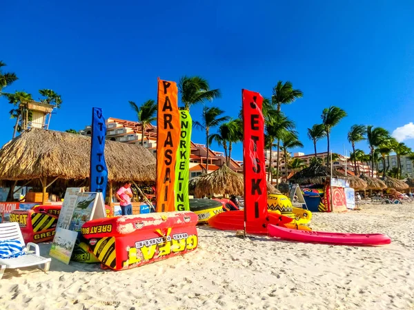Palm beach, Aruba - 4 de dezembro de 2019: Vista de Palm Beach na ilha caribenha de Aruba . — Fotografia de Stock