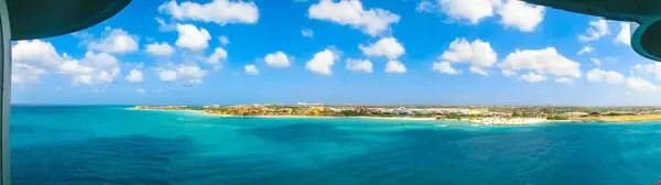 Vista del puerto principal en Aruba mirando desde un crucero hacia abajo sobre la ciudad y los barcos. Provincia holandesa llamada Oranjestad, Aruba - hermosa isla caribeña . — Foto de Stock