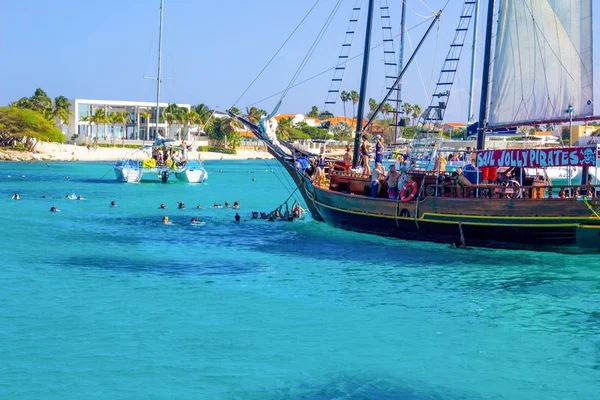 Plage d'Arashi, Aruba - 4 décembre 2019 : Les touristes naviguent à bord de Jolly Pirates le long de la côte — Photo