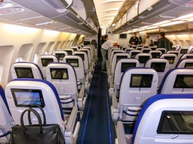 Frankfurt am Mine, Almanya - 28 Kasım 2019: Uçuş öncesi Airbus 380-800 'ün içi.