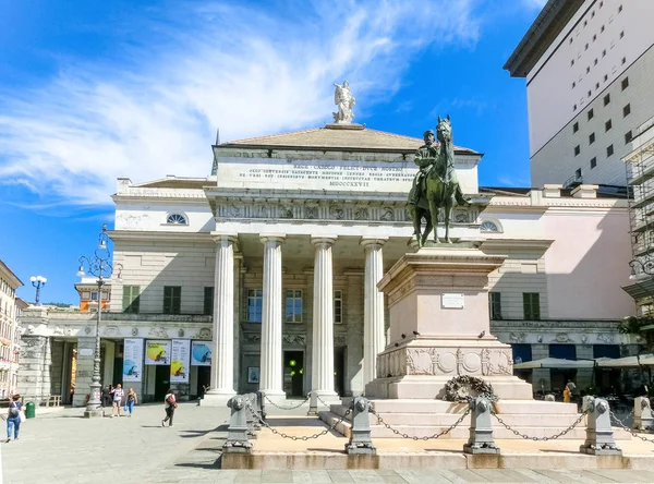 GENOA - 30 DE JUNIO: Estatua de Giuseppe Garibaldi - general italiano —  Fotos de Stock