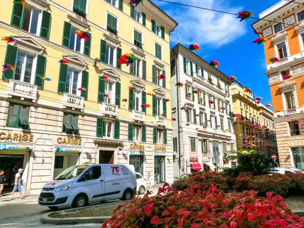 Genua, Liguria, Włochy - 11 września 2019: -ludzie w centralnej ulicy w centrum miasta — Zdjęcie stockowe