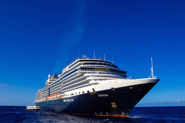 Half Moon Cay Adası, Bahamalar - 2 Aralık 2019: Hollanda Amerika yolcu gemisi Eurodam limana yanaştı